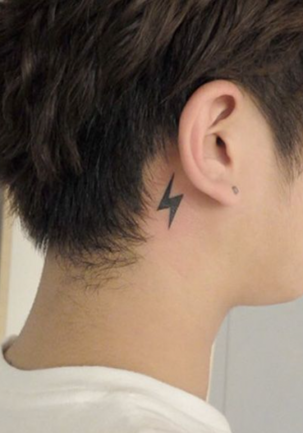 Garis diagonal di belakang telinga